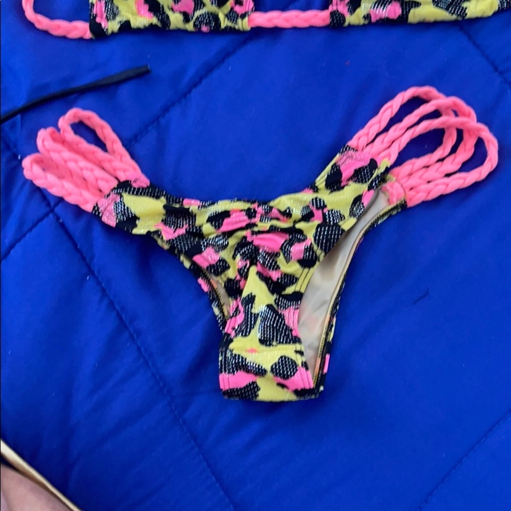Multiple bikinis - Picture 9 of 10